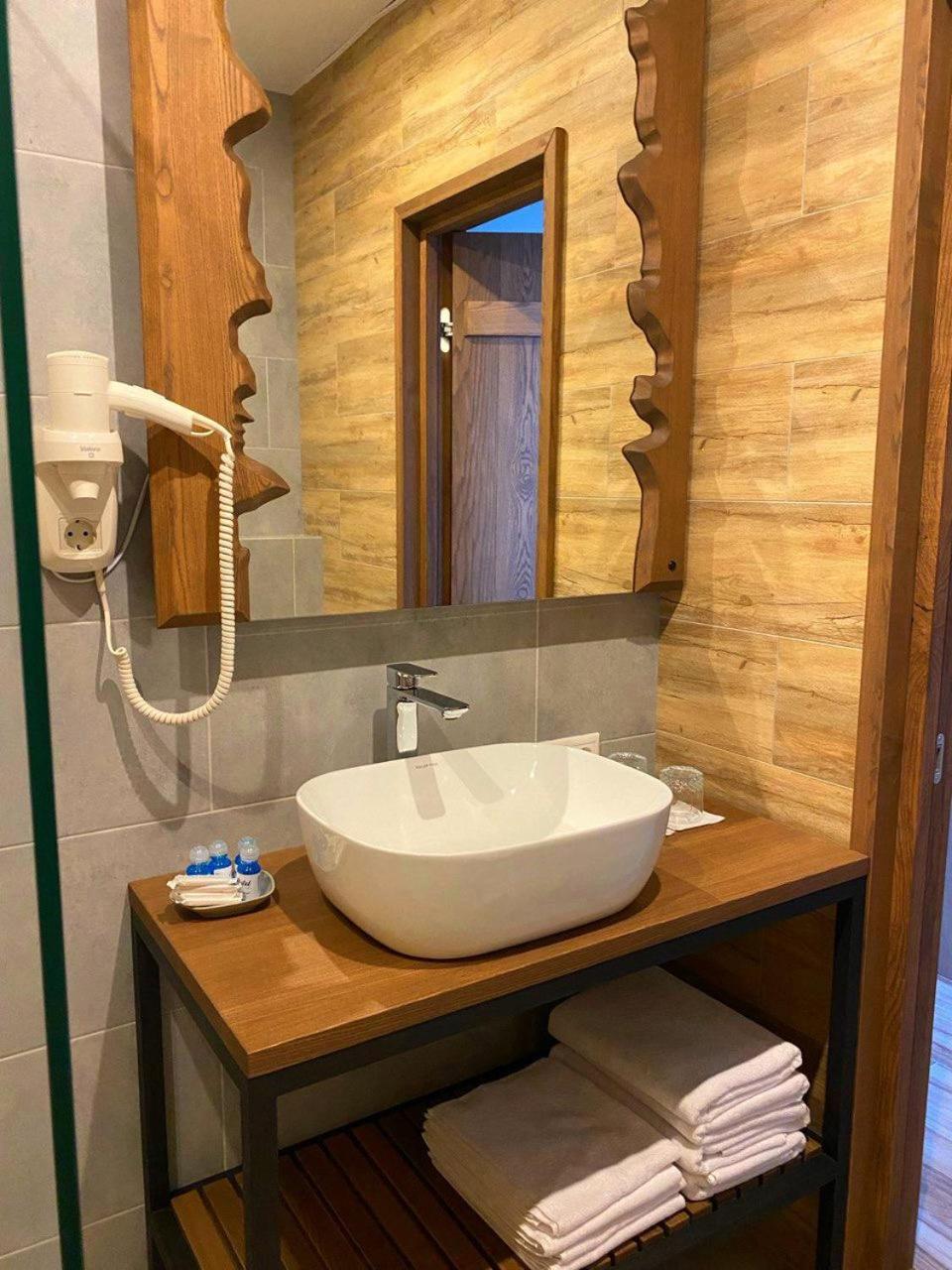 Hotel Фільварок Кмитів à Velyki Kosharishcha Extérieur photo