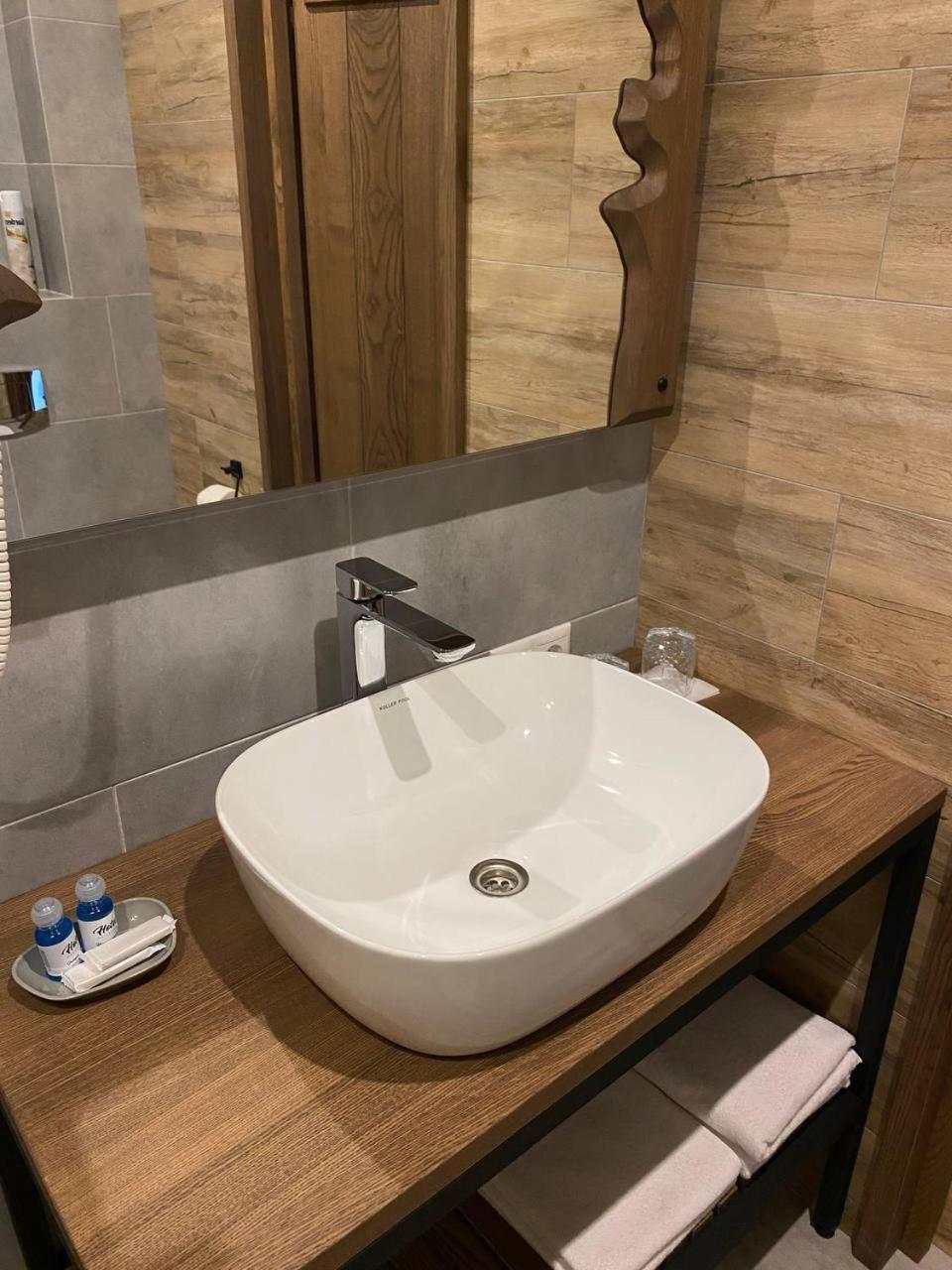 Hotel Фільварок Кмитів à Velyki Kosharishcha Extérieur photo